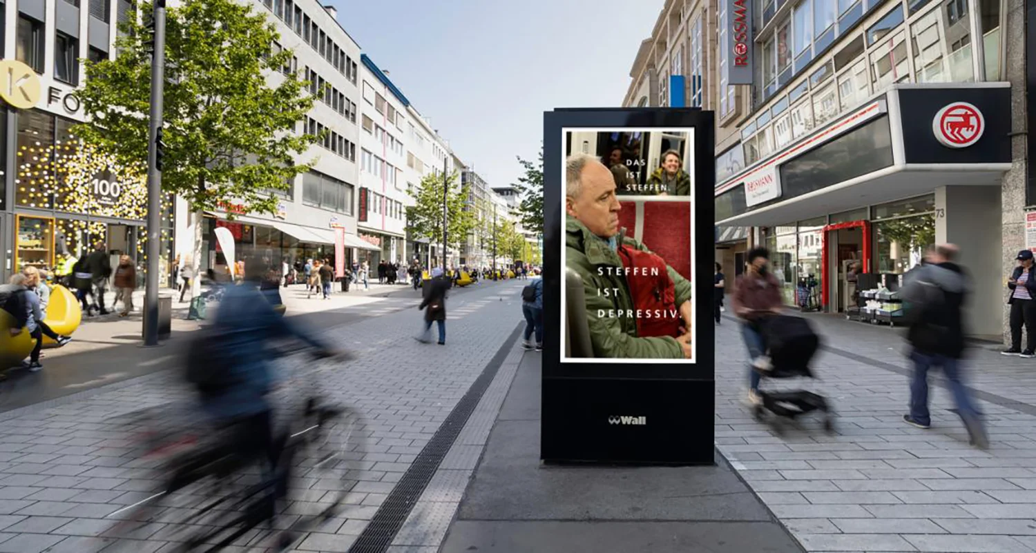 Digital City Light Poster in Düsseldorfer Innenstadt zeigt Kampagne zur Sensibilisierung für Depression.