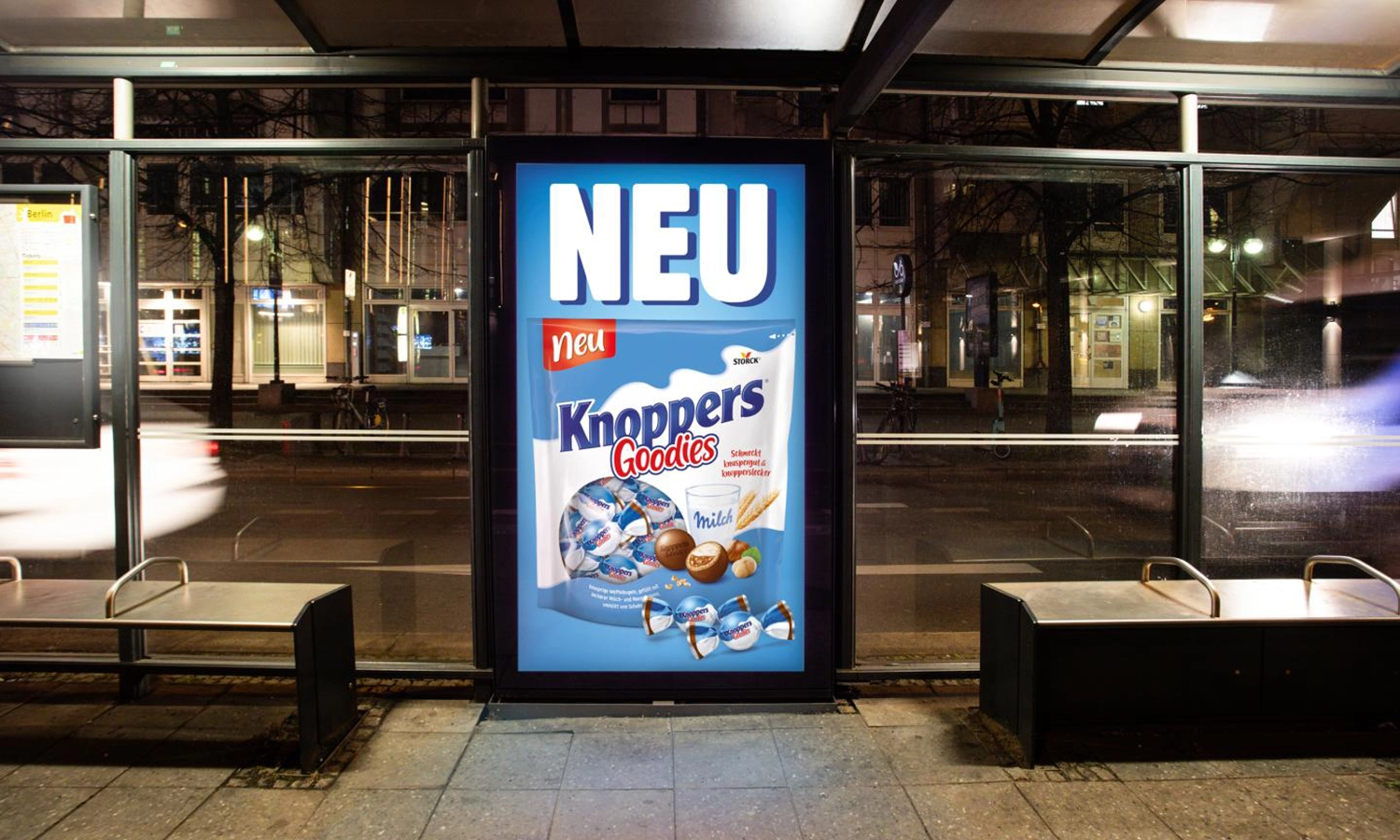 Digitales City Light Poster mit Süßwarenwerbung in einer berliner Trammswartehalle