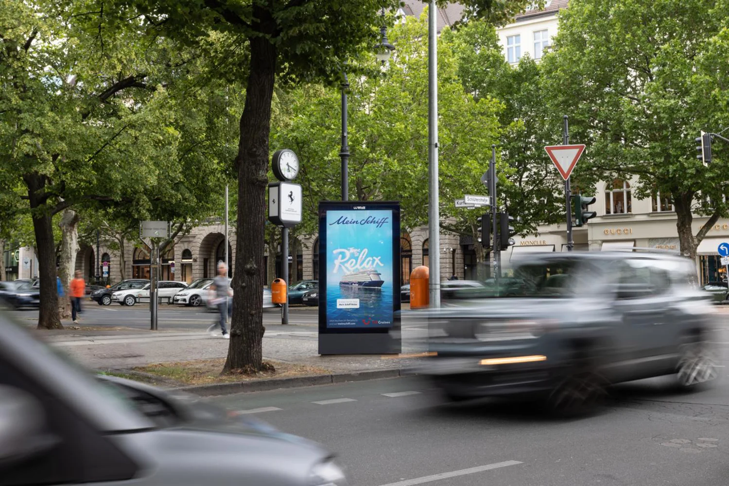 Digital City Light Poster mit Werbung eines Kreuzfahrtanbieter an der Schlüterstraße in Berlin.
