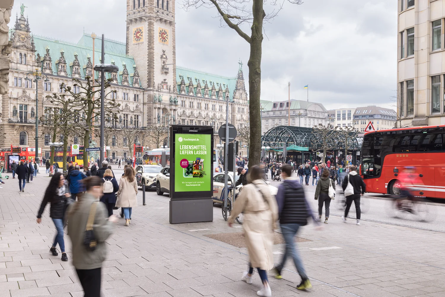 Digital City Light Poster mit Werbung für Lebensmittel-Lieferservice in der Mönckebergstraße in Hamburg.