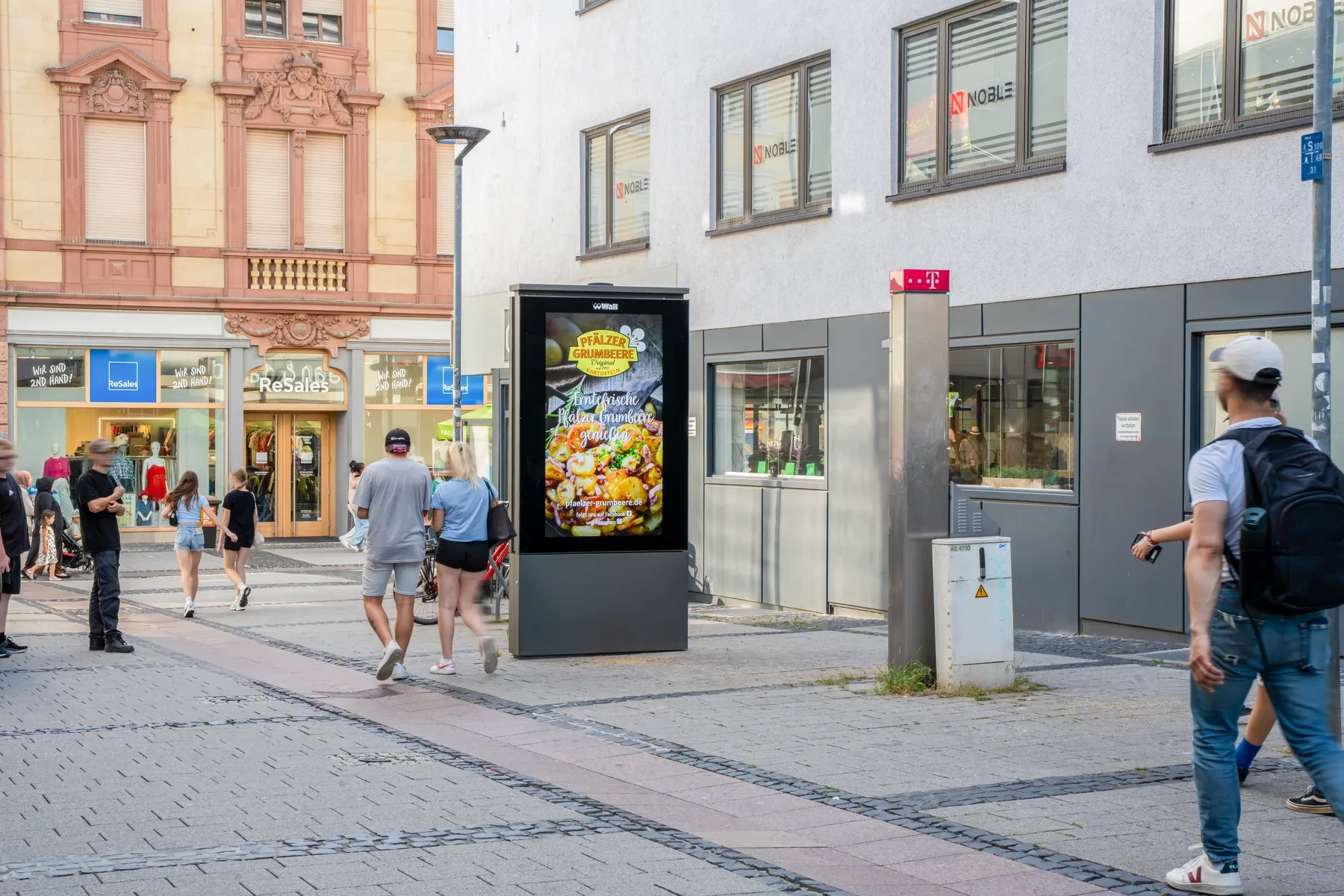 Digital City Light Poster mit OOH-Kampagne eines Lebensmittelherstellers in der Falckstraße in Kaiserslautern.