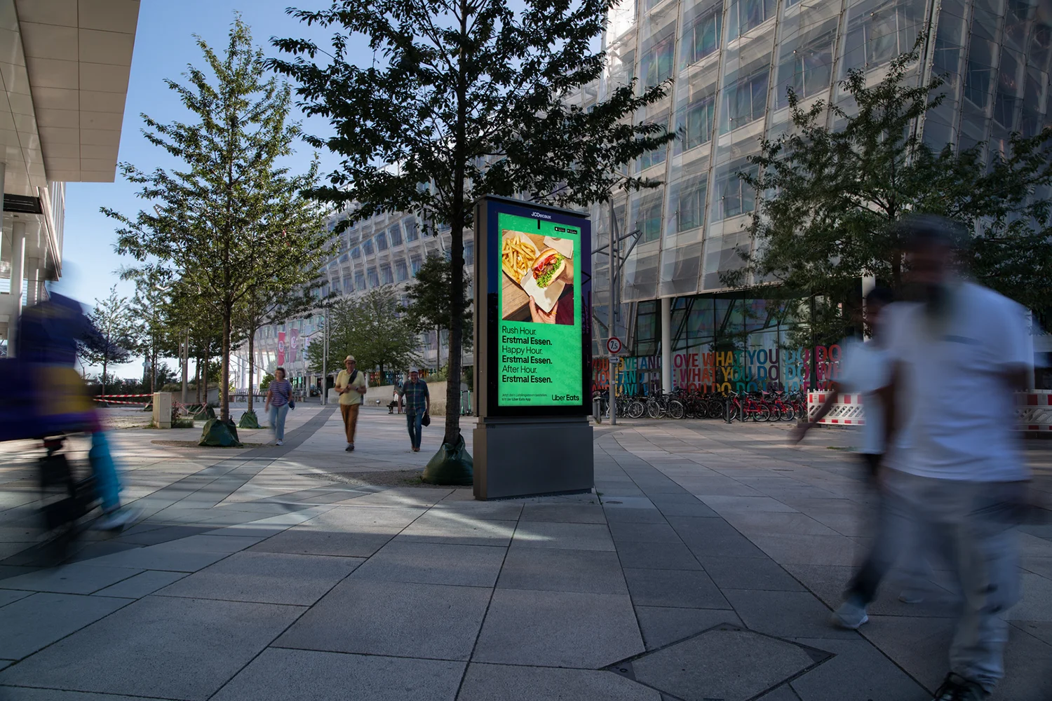 Digital City Light Poster mit Lieferdienstwerbung in der Hamburger Hafencity