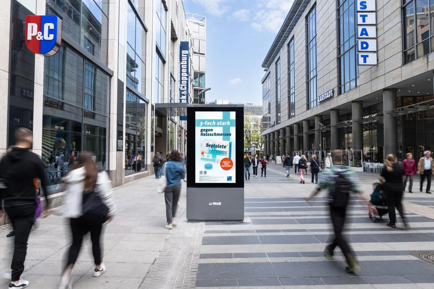 Digital City Light Poster mit Medikamentenwerbung in der Pragerstrasse in Dresden
