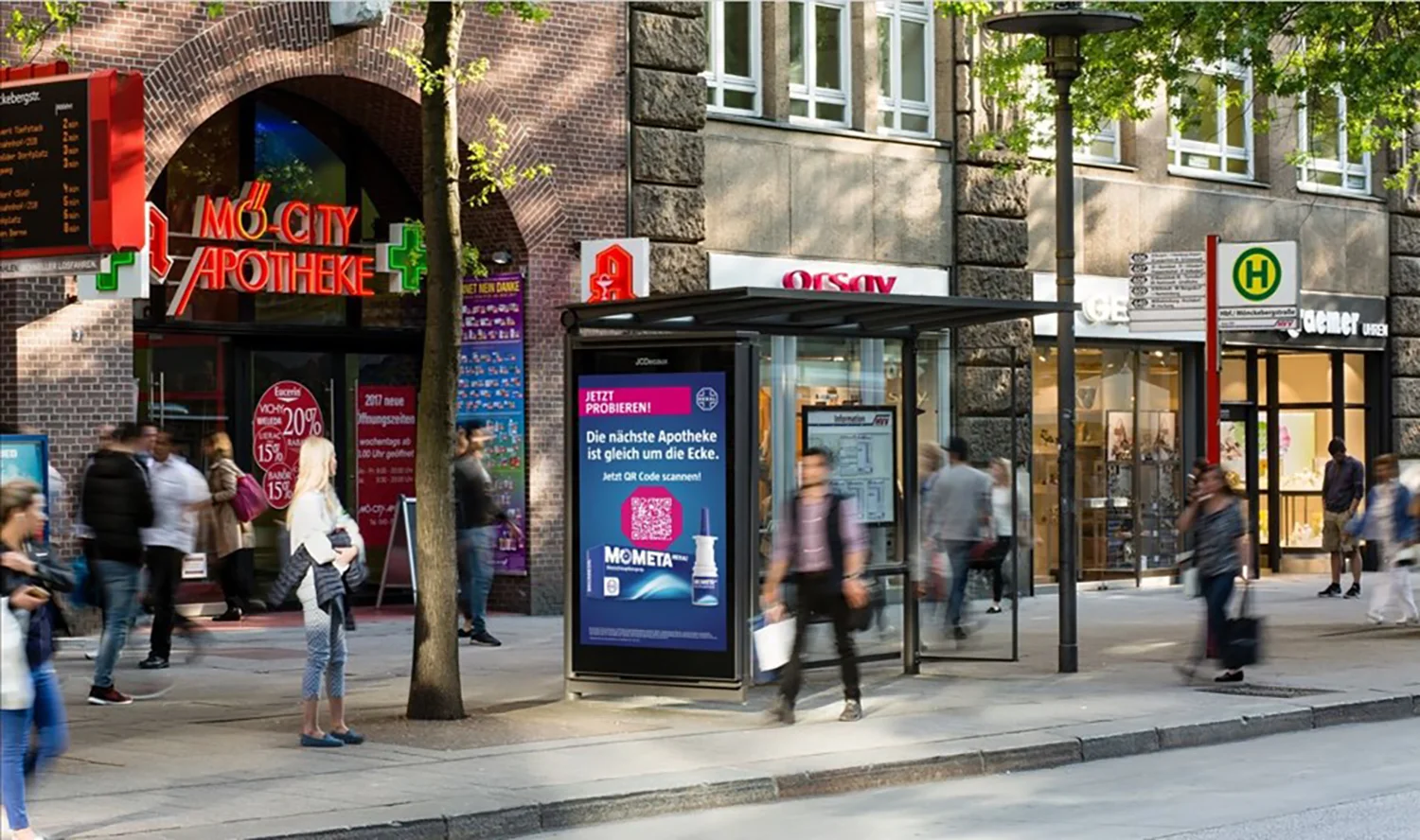 Digital City Light Poster an Bus-Wartehalle in der Mönckebergstraße in Hamburg zeigt Werbung für Heuschnupfenmittel.