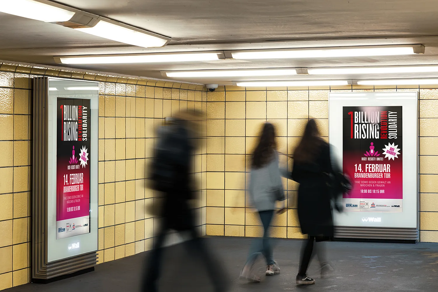 Digital City Light Poster zeigt Kampagne zur Demo-Aktion One Billion Rising im U-Bahnhof Friedrichstraße in Berlin.