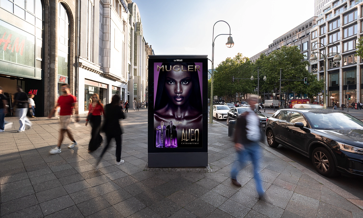 Digital City Light Poster mit Parfum Werbung am Berliner Ku'Damm.öln.