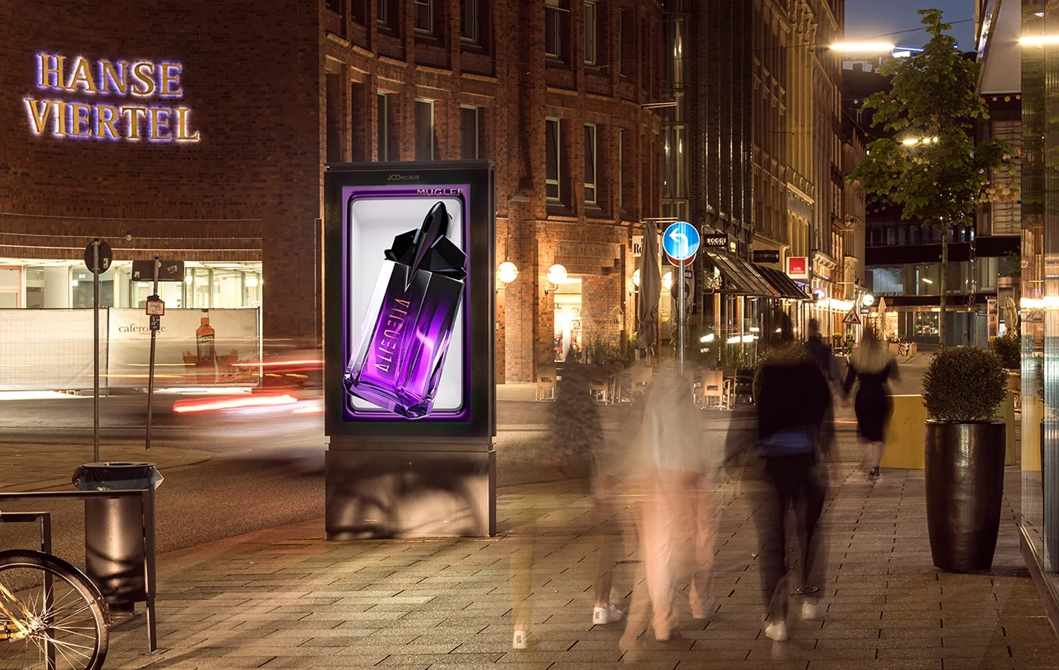 Digital City Light Poster mit Außenwerbung einer Parfummarke in der Poststraße in Hamburg.