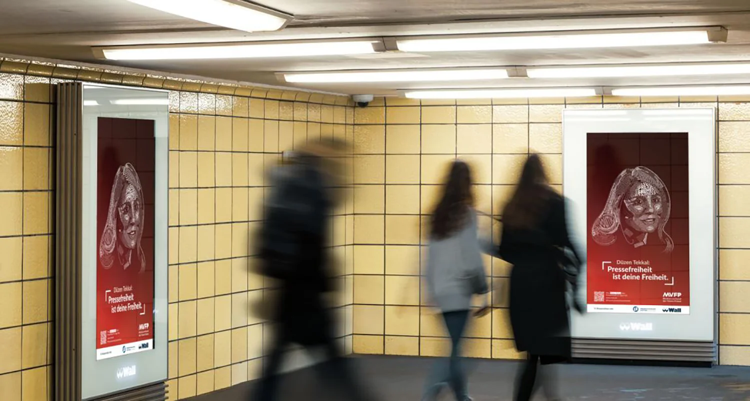 digital-city-light-poster-pressefreiheitskampagne-u-bahn-tunnel-friedrichstraße.webp
