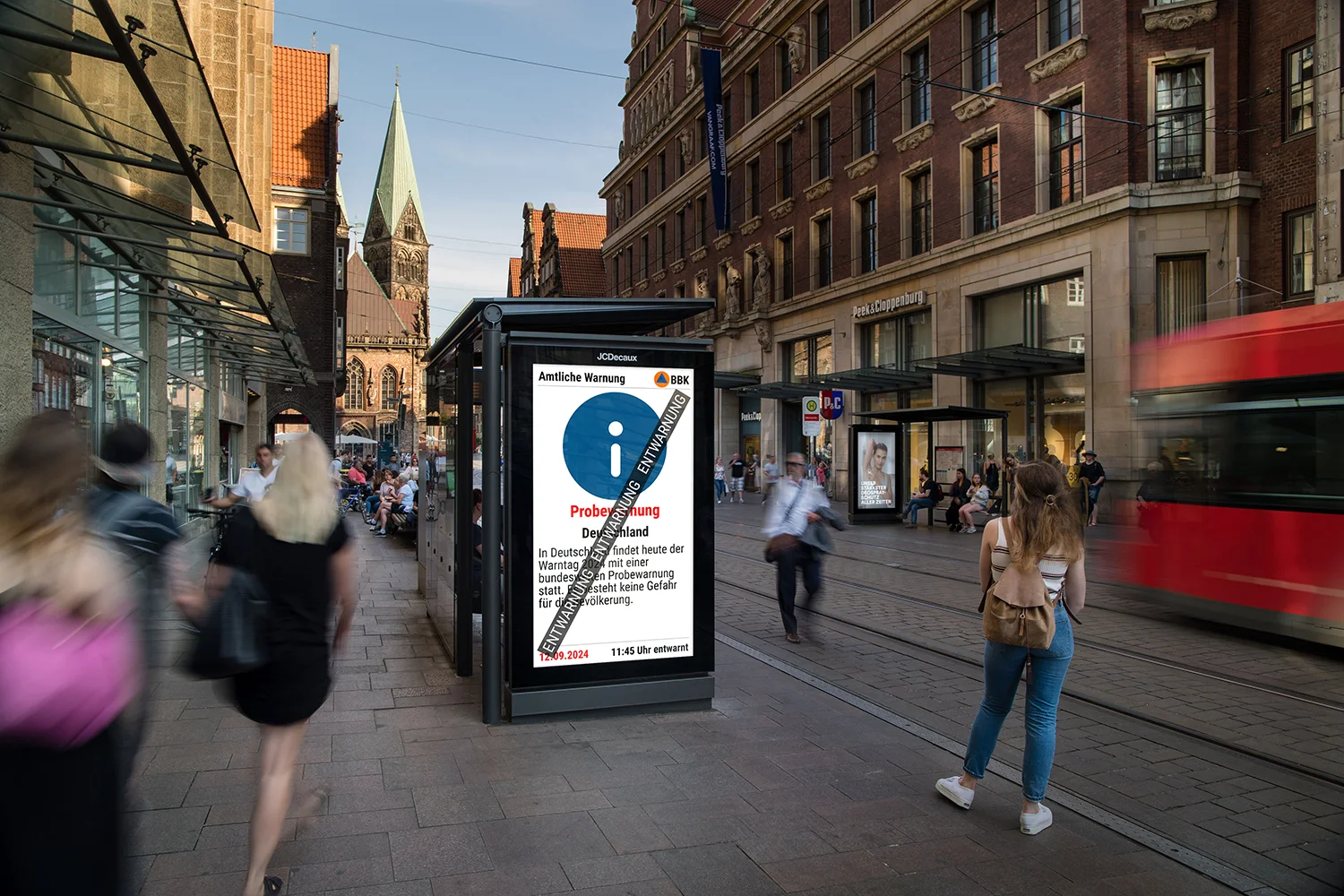 Digital City Light Poster zeigt Probewarnung des Katastrophenschutzes in Einkaufsstraße in Bremen.