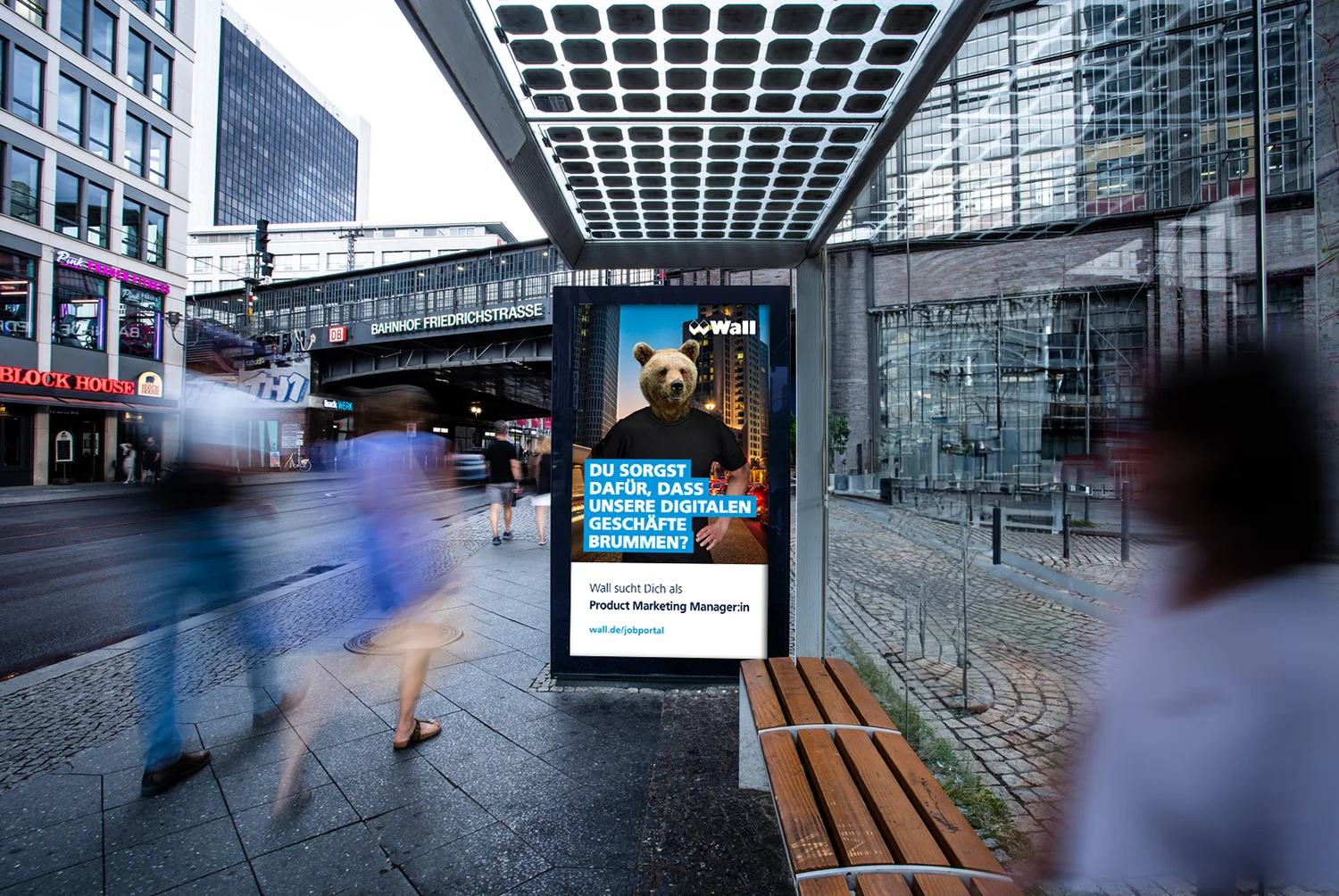Digital City Light Poster in Bus-Wartehalle zeigt Recruiting-Anzeige in Berliner Friedrichstraße.