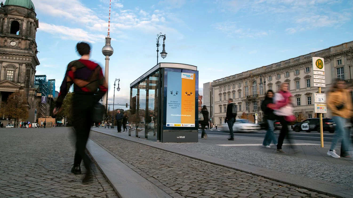 Digital City Light Poster mit Reisewerbung an einer Bushaltestelle an der Museumsinsel