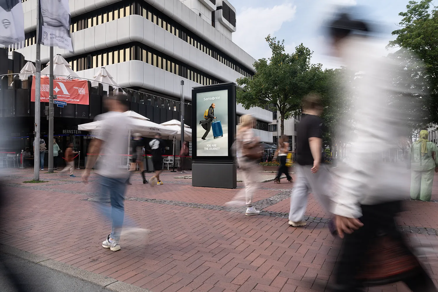 Digital City Light Poster zeigt Werbung für Reisegepäck in Dortmund. an Katharinenstraße Ecke Kempstraße 