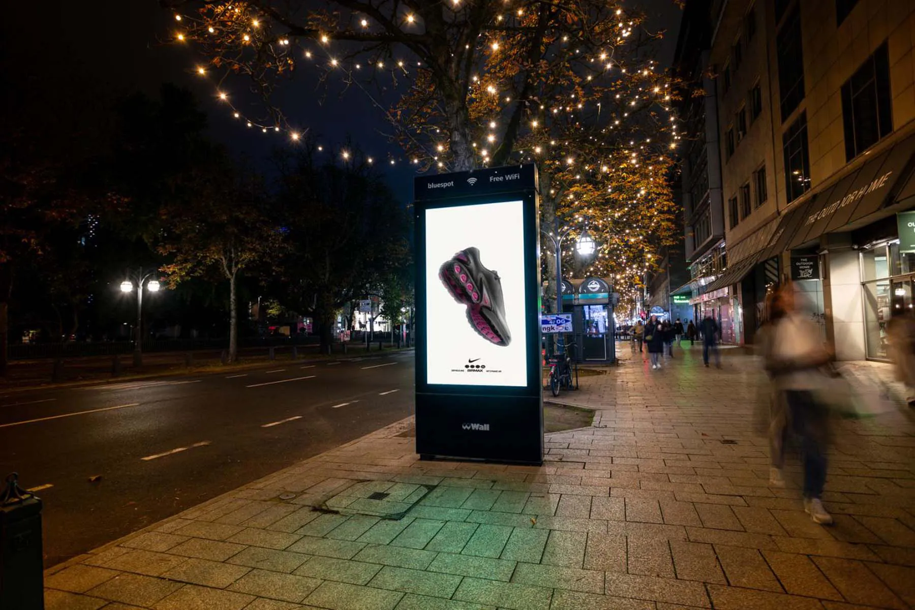 Digital City Light Poster mit Out of Home-Kampagne einer Schuhmarke in der Koenigsallee in Duesseldorf.