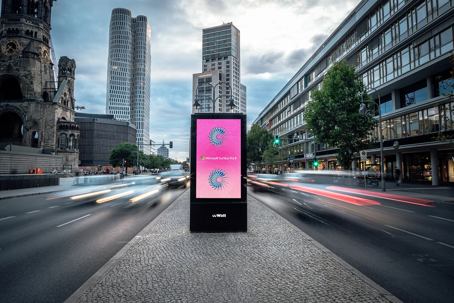 Digital City Light Poster in Berlin zeigt Software-Werbung.