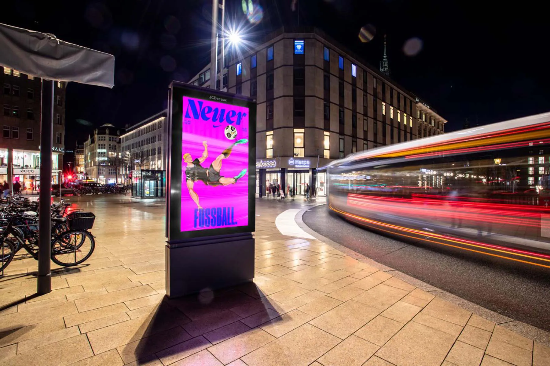 Digital City Light Poster mit Außenwerbung einer Sportmarke am Jungfernstieg in Hamburg.