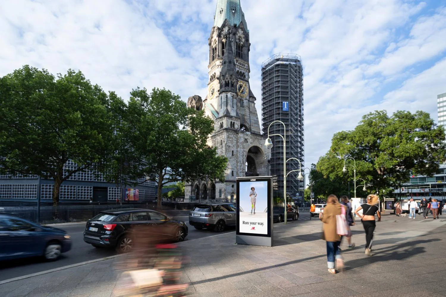 Digital City Light Poster mit Sportartikelwerbung am Kurfürstendamm in Berlin.