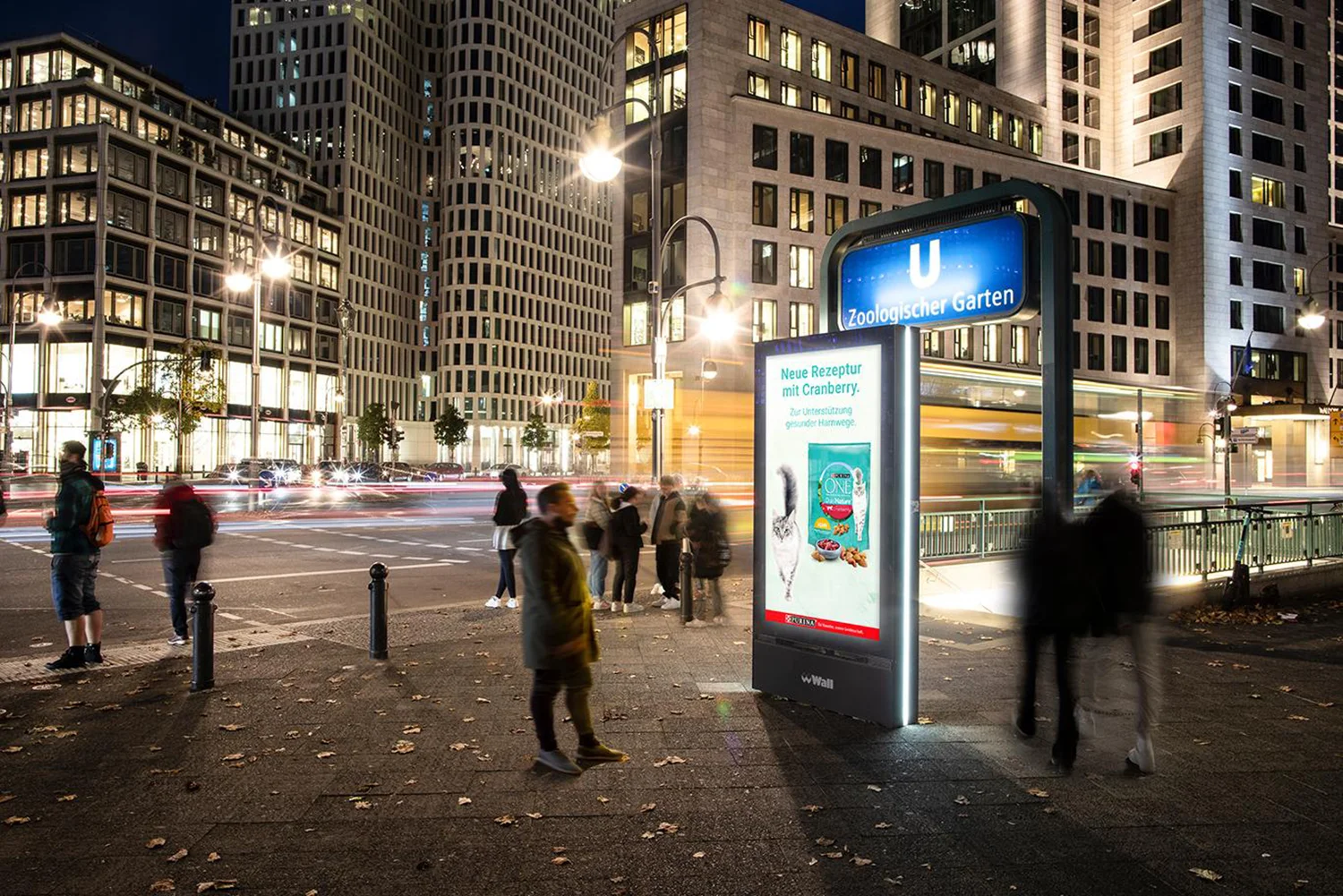 Digital City Light Poster am Zoologischen Garten in Berlin zeigt Werbung für Tiernahrung.
