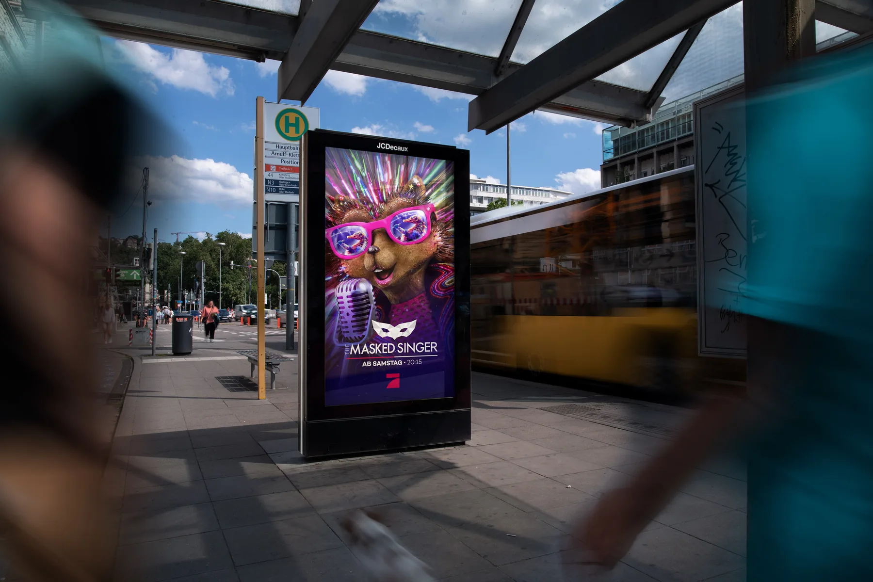 Digital City Light Poster mit Außenwerbung für eine TV-Show an der Haltestelle Arnulf Klett in Stuttgart.