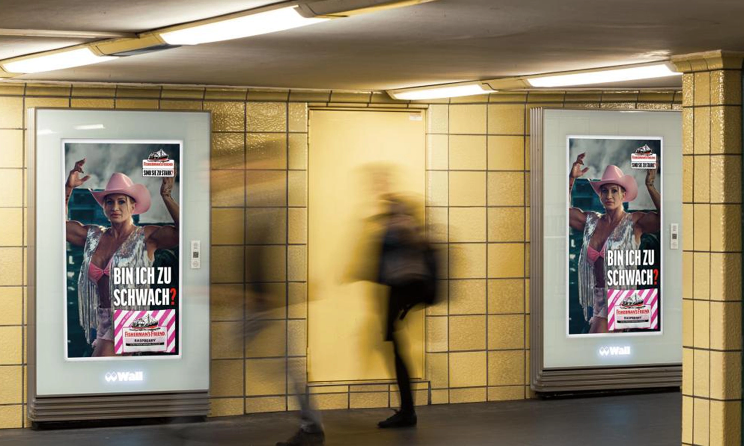 Digital City Light Poster, in einem Durchgang der berliner U-Bahn Station Friedrichstraße, zeigt Werbung einer Halspastillen-Marke