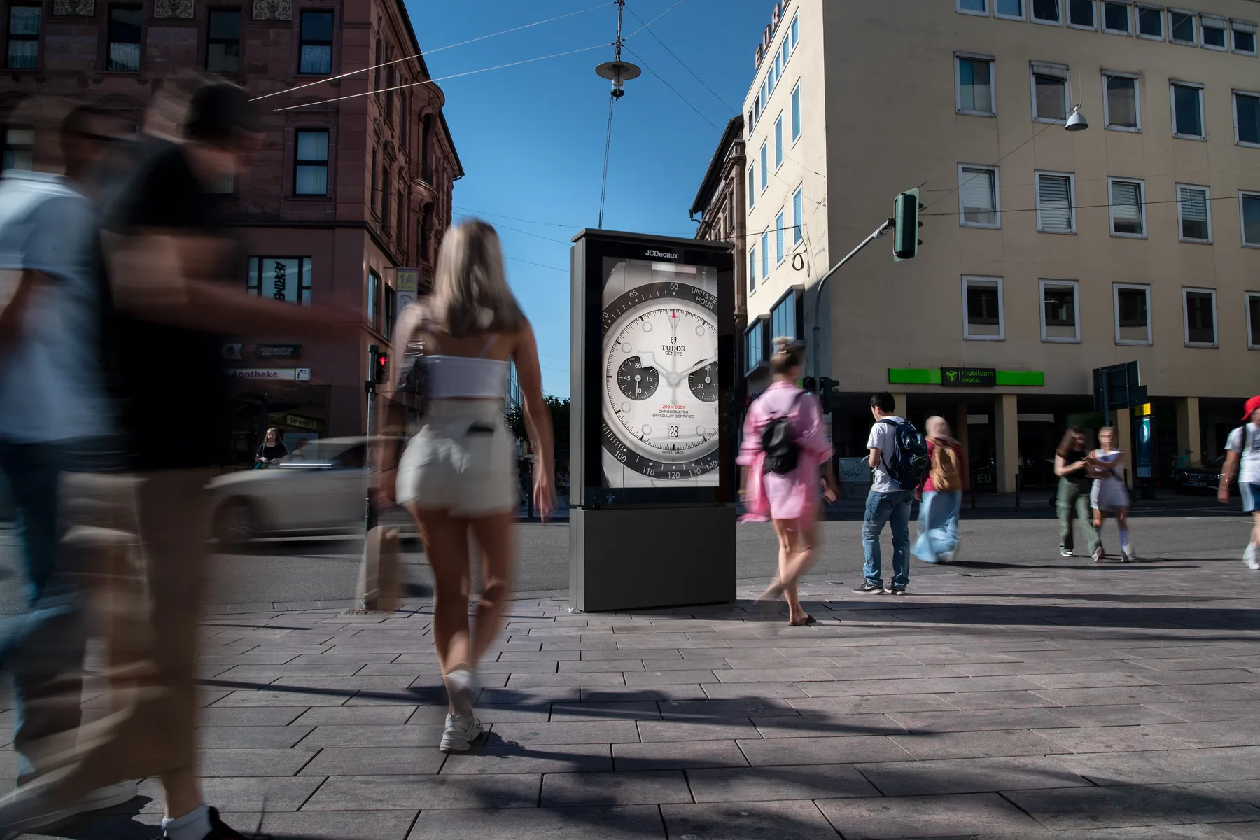 Digital City Light Poster mit Außenwerbung einer Uhren-Marke in der Bahnhofstraße in Saarbrücken.