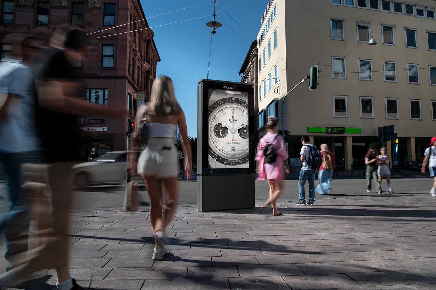 Digital City Light Poster zeigt Uhr-Werbung in Bahnhofsstraße in Saarbrücken.