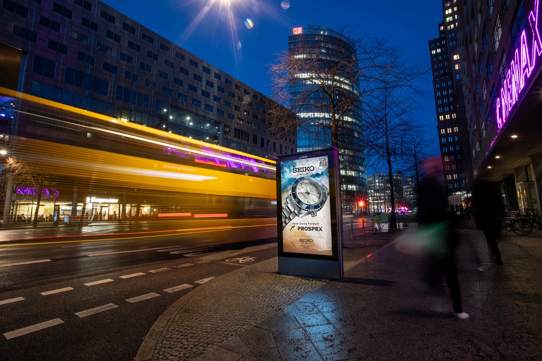 Digital City Light Poster mit einer OOH-Kampagne einer Uhren-Marke am Potsdamer Platz in Berlin.
