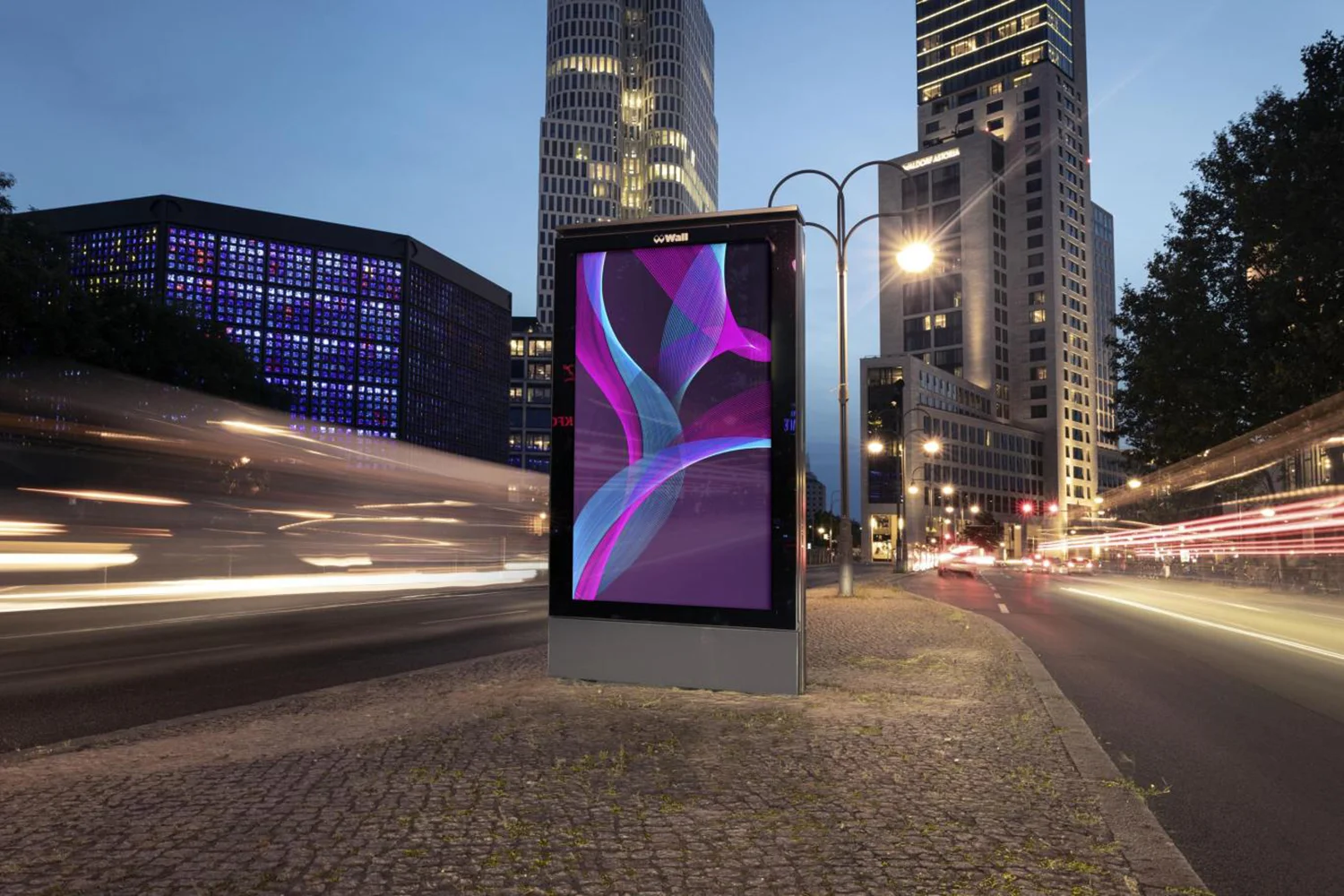 Digital City Light Poster mit abstrakten lila-blauem Motiv an der Budapester Straße in Berlin.
