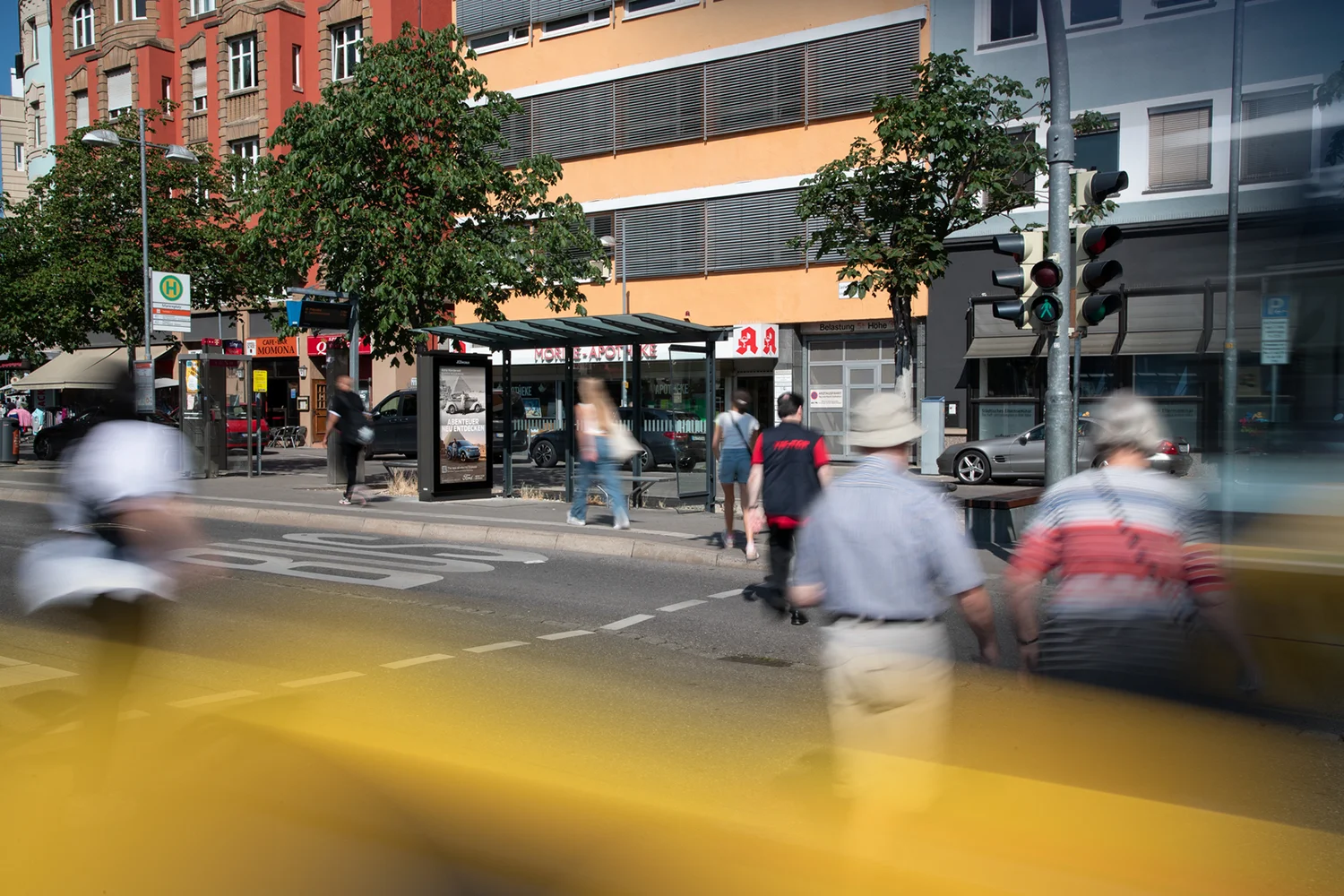 Digital City Light Poster mit Automobil-Werbung in Wartehalle am Marienplatz in Stuttgart.