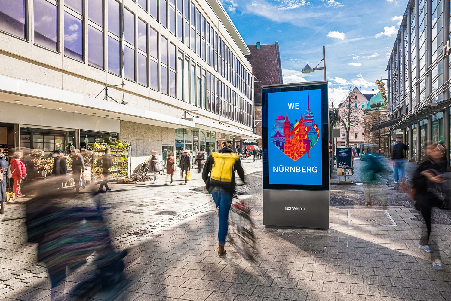 Digital City Light Poster zeigt "We Love" Motiv in Pfannenschmiedgasse in Nürnberg.