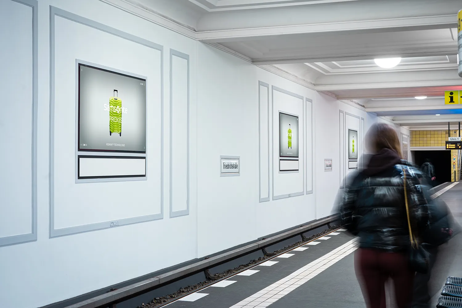 Digital Poster Gallery im U-Bahnhof Friedrichstraße in Berlin zeigt Werbung für Reisegepäck.