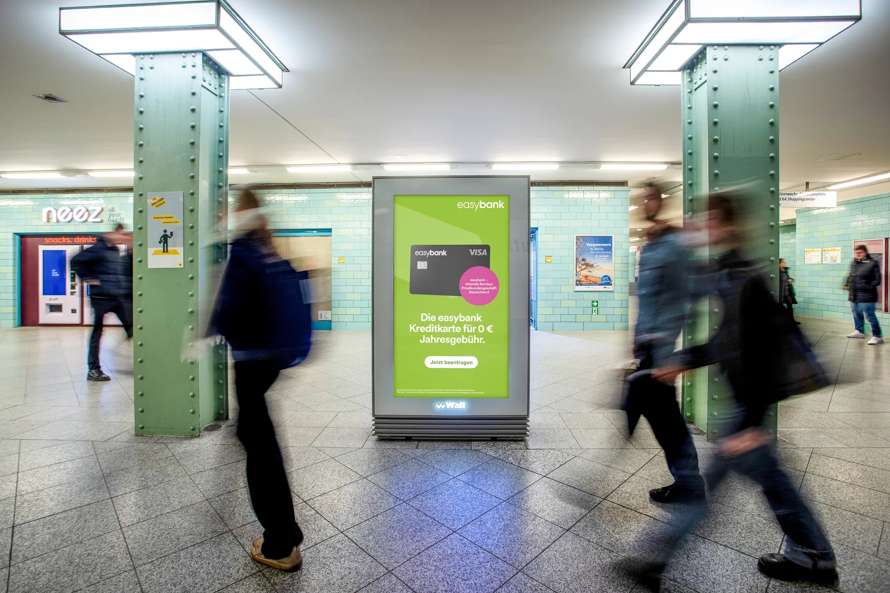 Digital Underground "DUB" mit OOH-Kampagne eines Finanzdienstleisters in der U-Bahnstation Alexanderplatz in Berlin.