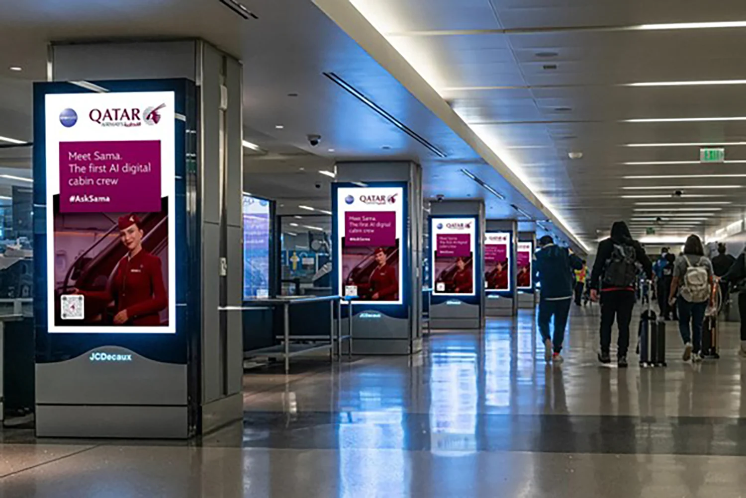 Eine Reihe an Digital City Light Poster mit Airline-Werbung in einem Flughafen.
