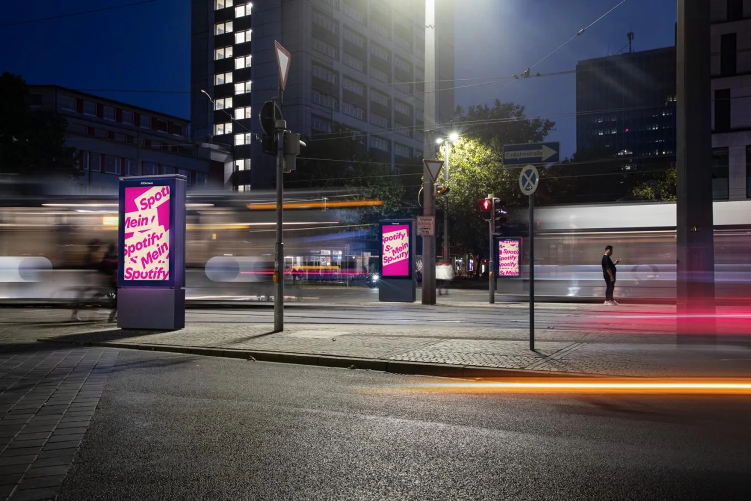 Drei Digital City Light Poster mit Werbung eines Musik-Streamingdienstes am Hauptbahnhof Bremen.