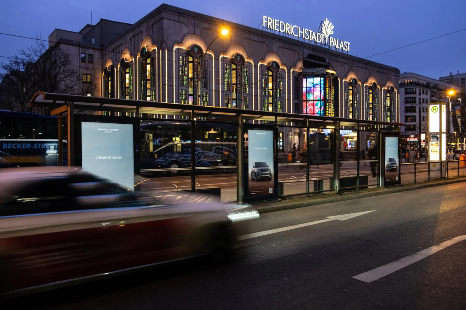 Drei digitale City Light Poster an einer berliner Tramstation vor dem Friedrichstadtpalast mit Automobilwerbung