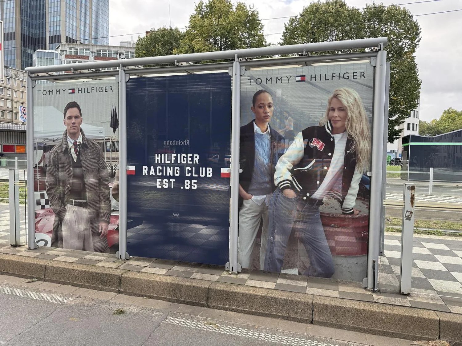 düsseldorf-tommyhilfiger-prospektspender-2.webp