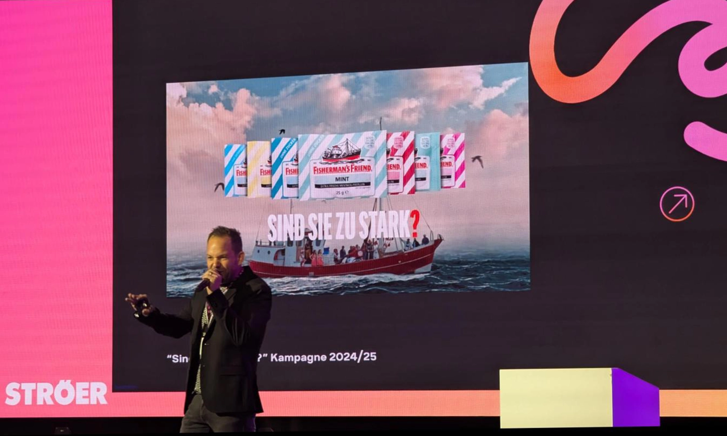 Sind Sie Zu Stark Fishermann Kampagne wird auf der Bühne bei der Digital Marketing  Expo Conference vorgestellt