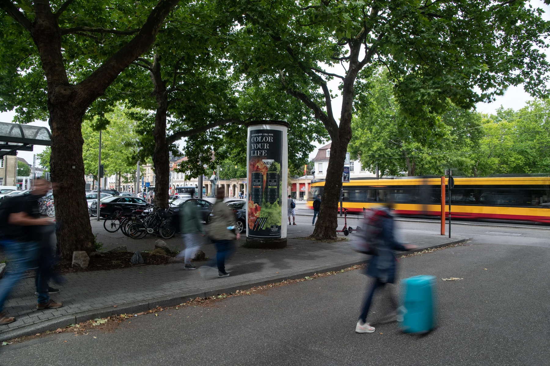 Ganzstelle mit Out of Home-Werbung einer Getränke-Marke in der Innenstadt von Karlsruhe.