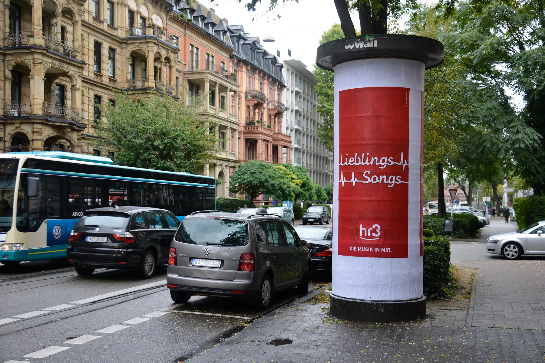 Ganzstelle mit Außenwerbung einer Rundfunkanstalt in der Bahnhofstraße in Wiesbaden.