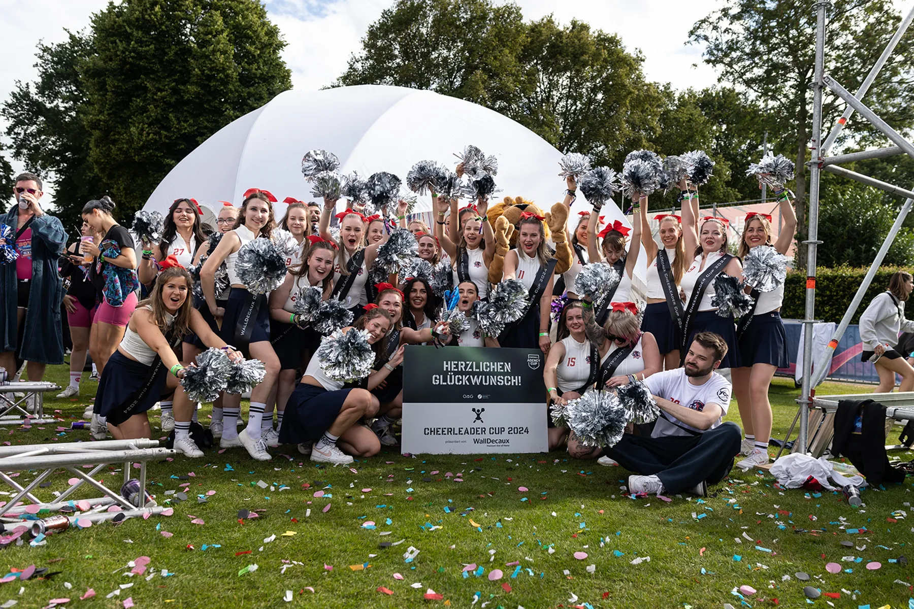 Gewinner-Team des WallDecaux Cheerleader Cups 2024 posiert mit Trophäe.
