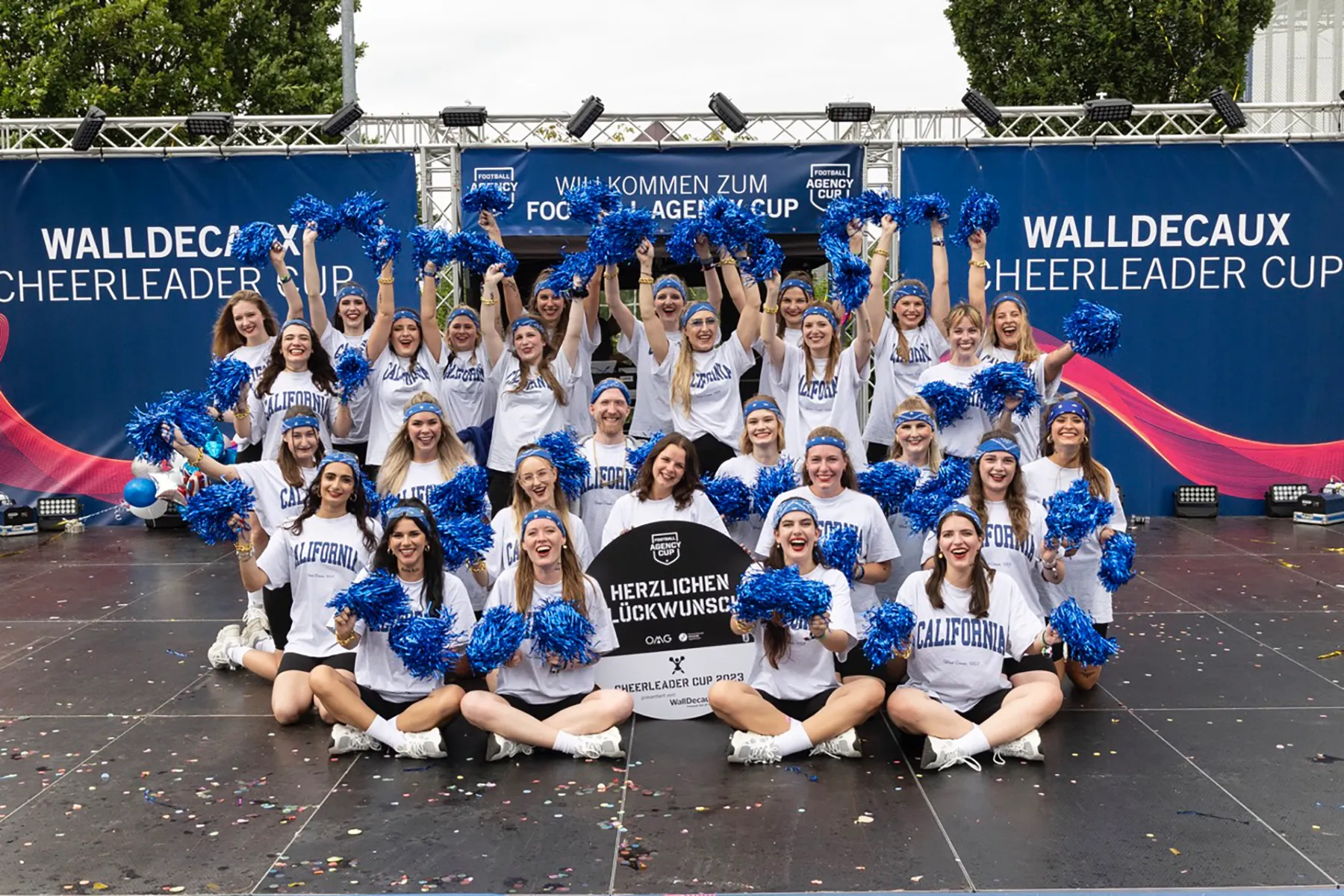 Gewinner-Team des WallDecaux Cheerleader Cups 2023 posiert mit Trophäe