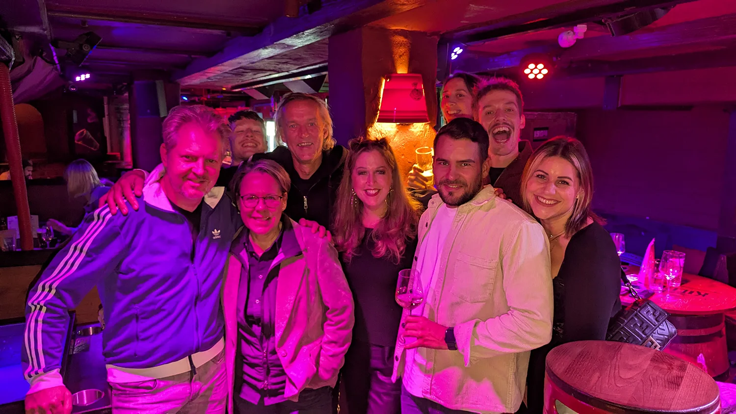 Gruppe von Menschen bei einem Wissensevent zu Programmatic DOOH.