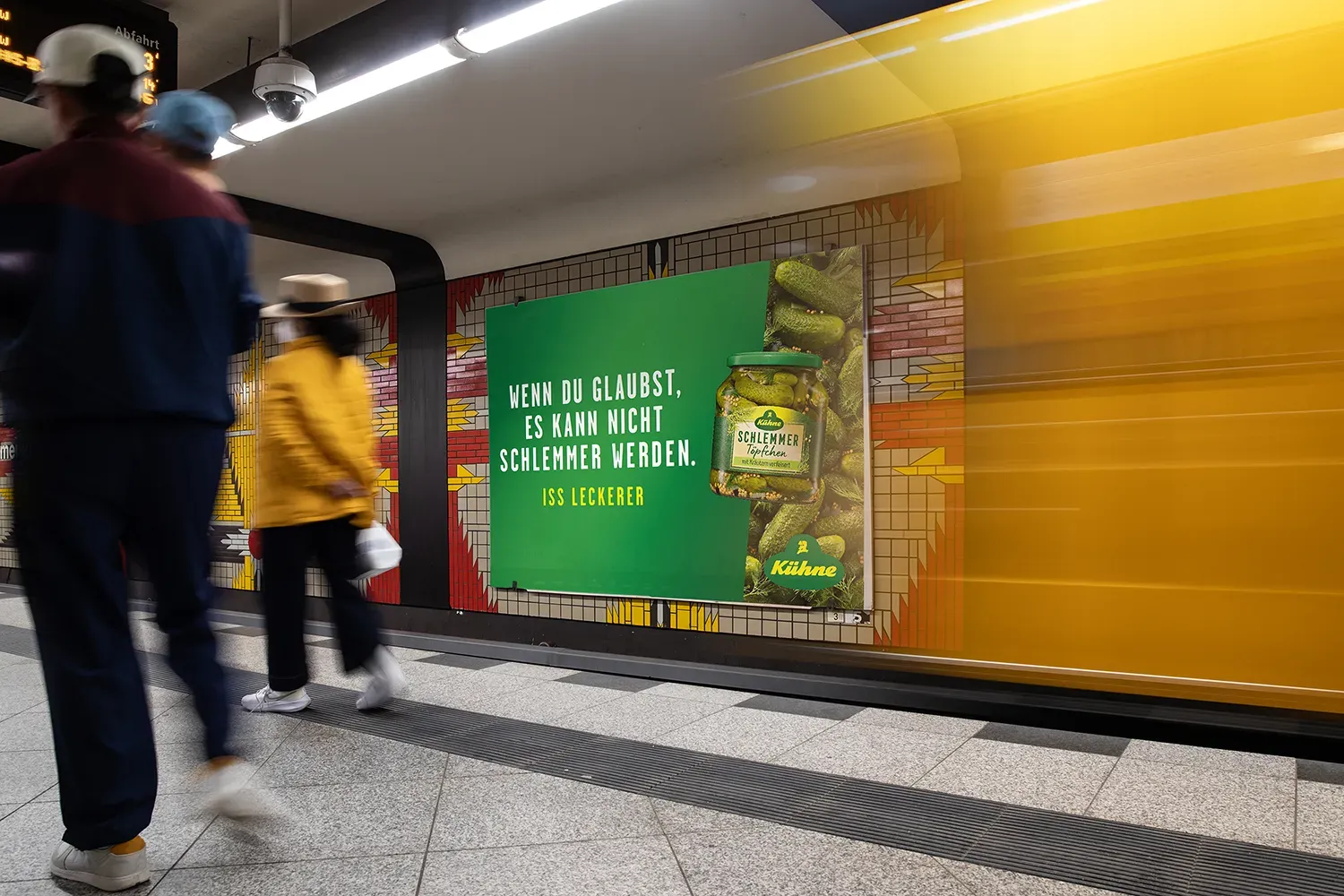 Hintergleisfläche am U-Bahnhof Wilmersdorf in Berlin zeigt Werbung einer Lebensmittelmarke.