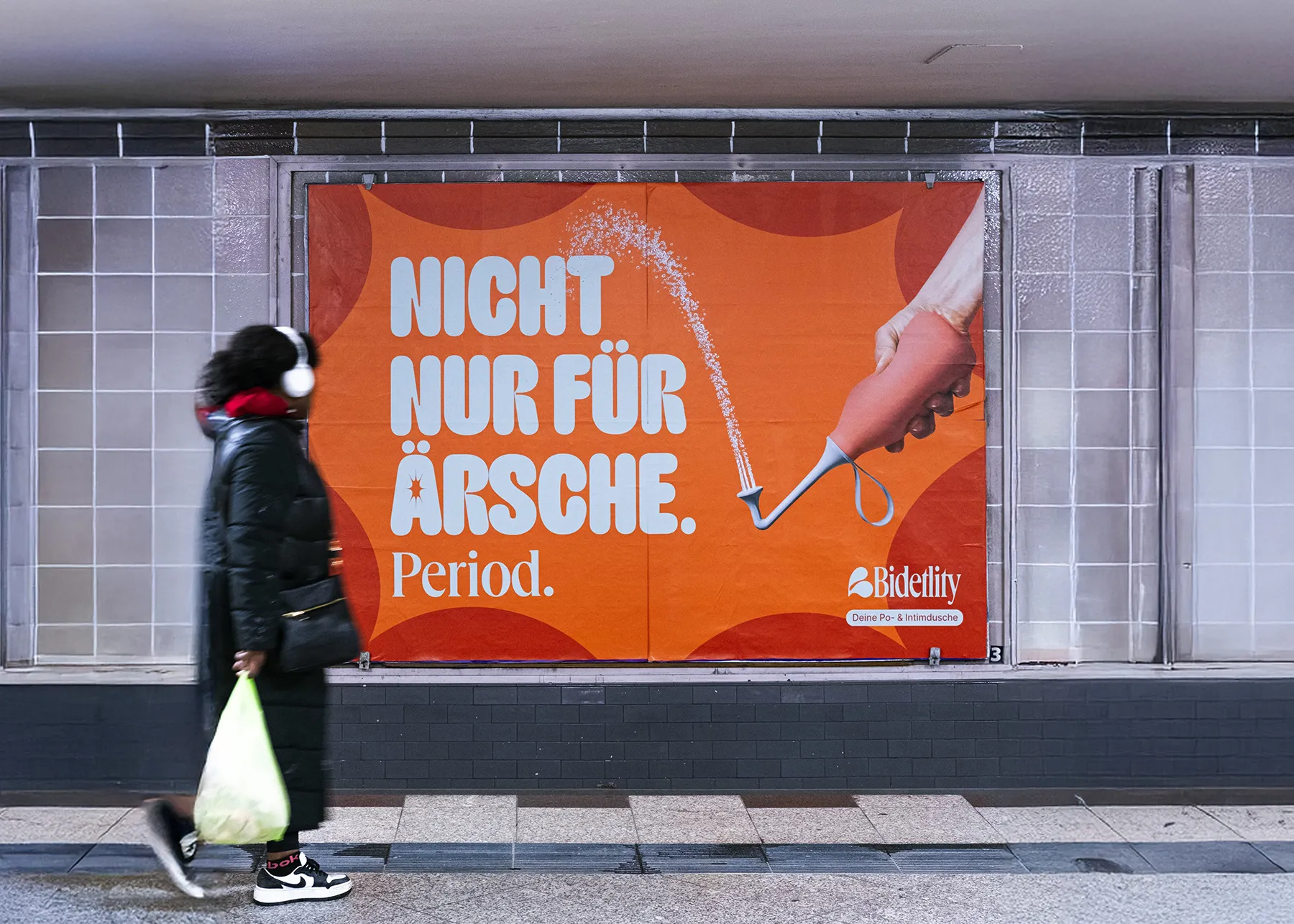 Hintergleisfläche zeigt Werbung für Hygieneartikel in einem Berliner U-Bahnhof