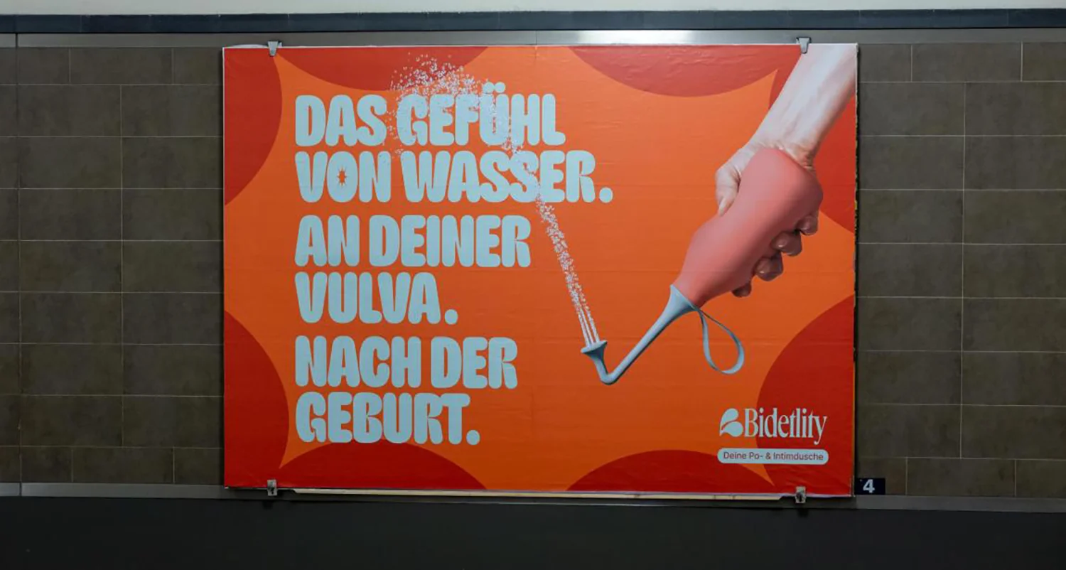 Plakat an Hintergleisfläche mit Werbung für Hygieneartikel in einem Berliner U-Bahnhof.