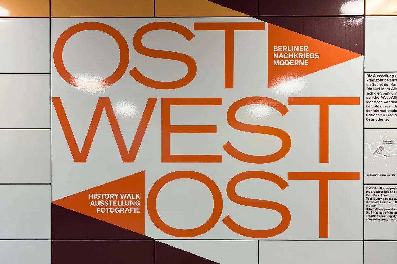 Hinweisschild zur History Walk Ausstellung Fotografie in den Berliner Kulturbahnhöfen.