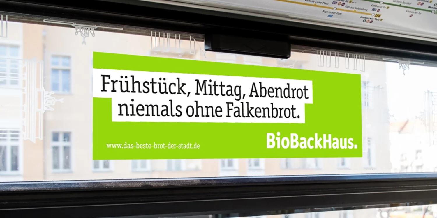 Fensterbeklebung mit Bio-Bäckerei-Werbung in Berliner U-Bahnfenster.