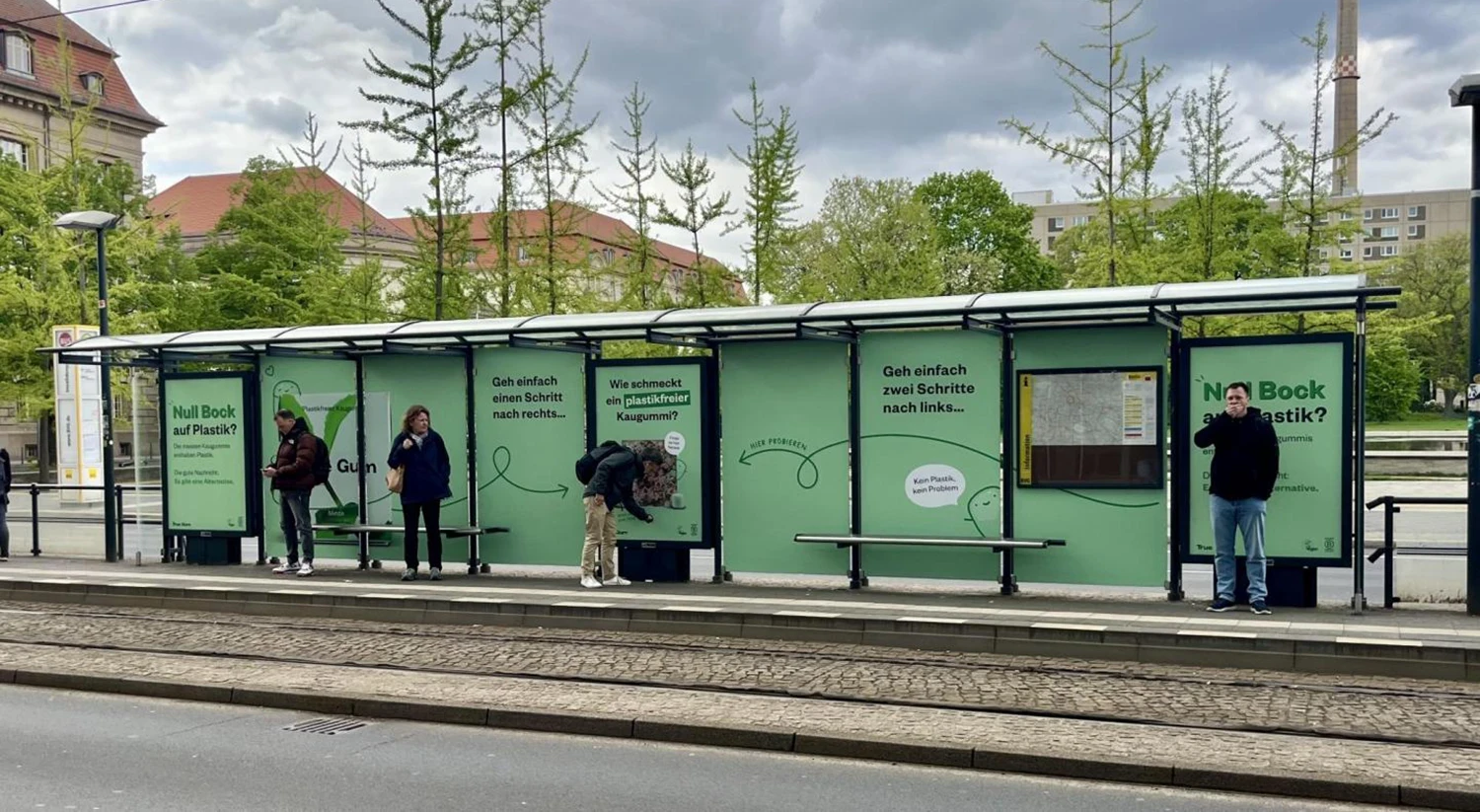 interaktive-kaugummi-werbung-tram-wartehalle-invalidenstraße-berlin.webp