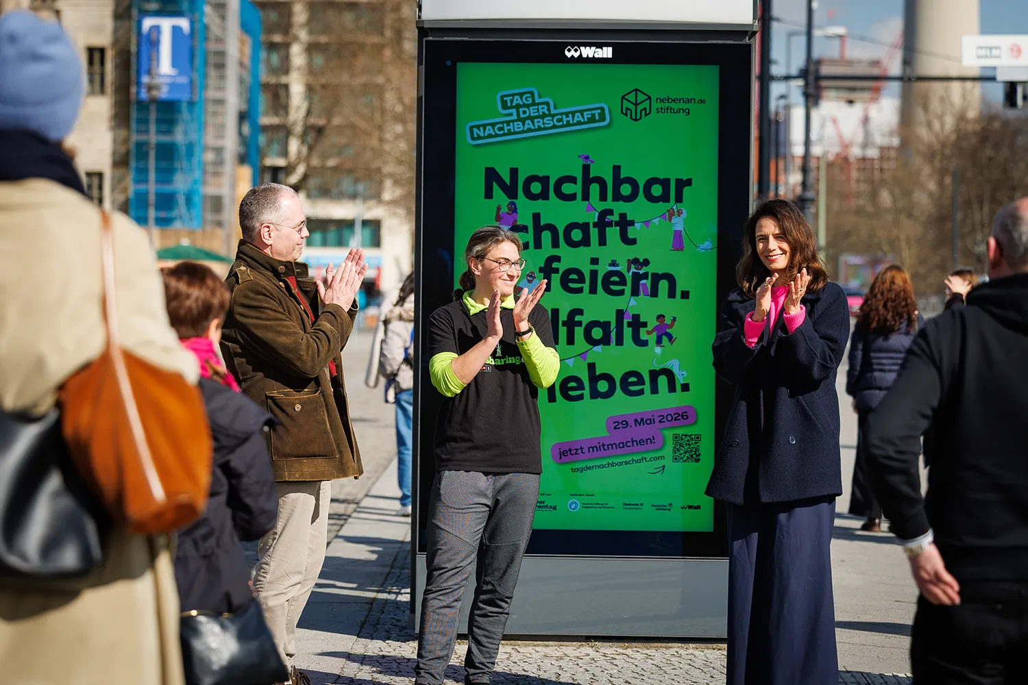Kampagne zum Tag der Nachbarschaft wird am Berliner Dom enthüllt.