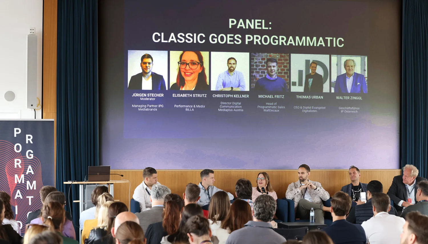 Expert:innen sprechen vor Publikum beim Panel-Talk zum iab Programmatic Day in Wien
