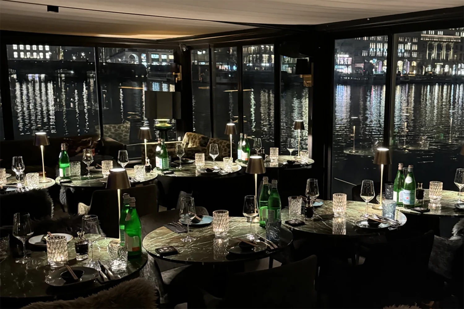 Restaurant mit Blick aufs Wasser beim WallDecaux Premium Programmatic Dinner am Abend des Advertiser Days der d3con 2024.
